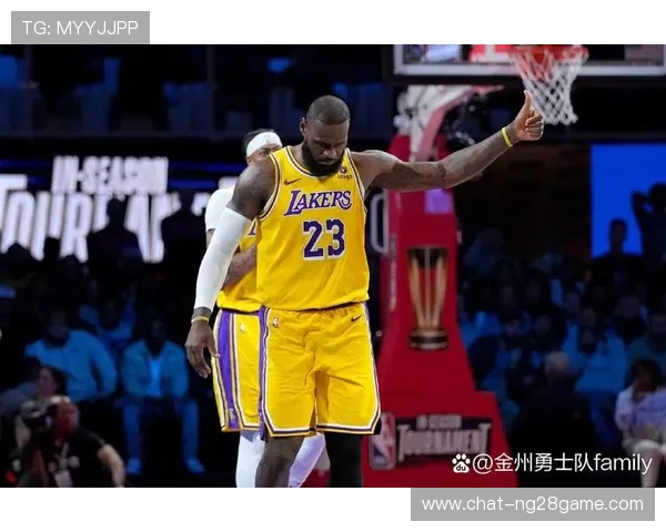 湖人队迎战勇士队，詹姆斯状态回暖，浓眉引领防守，比赛精彩纷呈